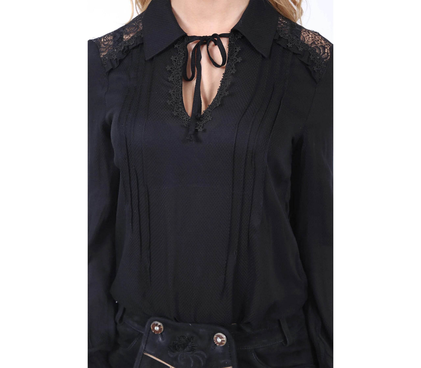 Schwarze Langarm-Bluse mit Spitzeneinsätzen an den Ärmeln und Bindeband am Ausschnitt. Leicht fallender Stoff und femininer Schnitt.