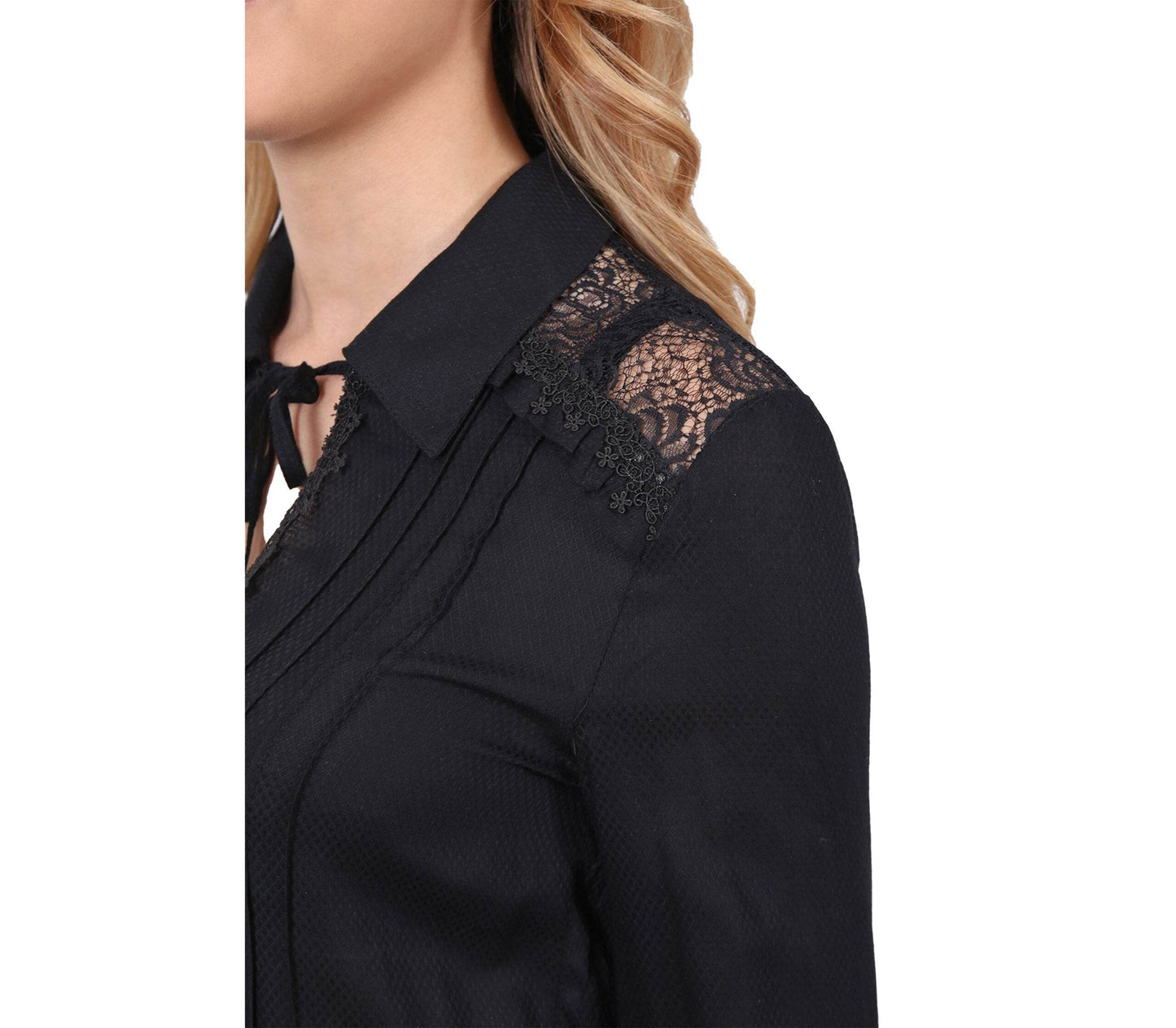 Schwarze Langarm-Bluse mit Spitzeneinsätzen an den Ärmeln und Bindeband am Ausschnitt. Leicht fallender Stoff und femininer Schnitt.