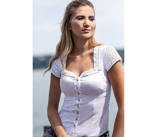 Weiß taillierte Bluse mit Rüschen am Ausschnitt, silbernen Knöpfen mit Strasssteinen, Lochmuster an den Ärmeln und Schnürung im Rücken.