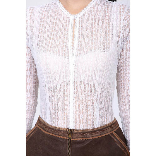 rendiger Body in hellem Ecru mit feiner Spitze, schlicht und elegant geschnitten, geeignet als vielseitiges Oberteil für verschiedene Trachten- und Freizeitstyles.