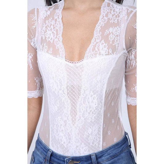 Liebreizender Body in hellem Ecru mit verspieltem Design, elegant und vielseitig kombinierbar als Oberteil für Trachtenlooks oder casual Outfits.