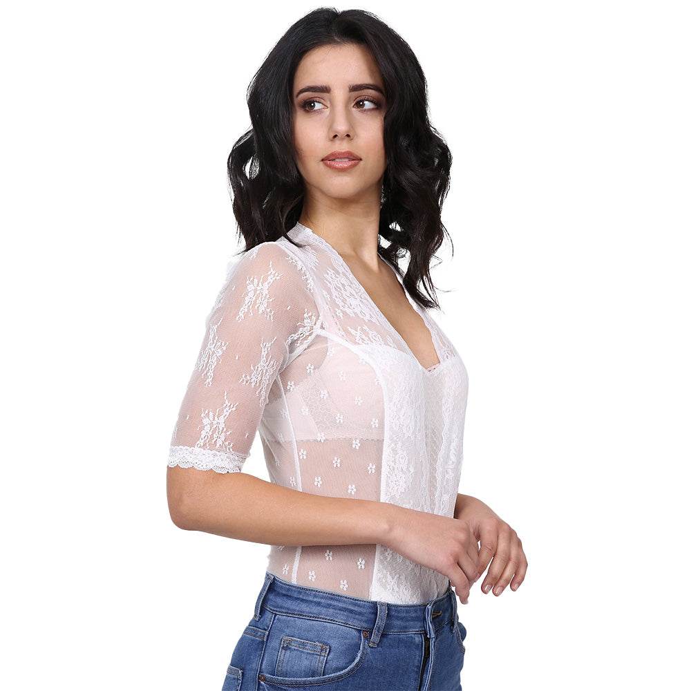 Liebreizender Body in hellem Ecru mit verspieltem Design, elegant und vielseitig kombinierbar als Oberteil für Trachtenlooks oder casual Outfits.