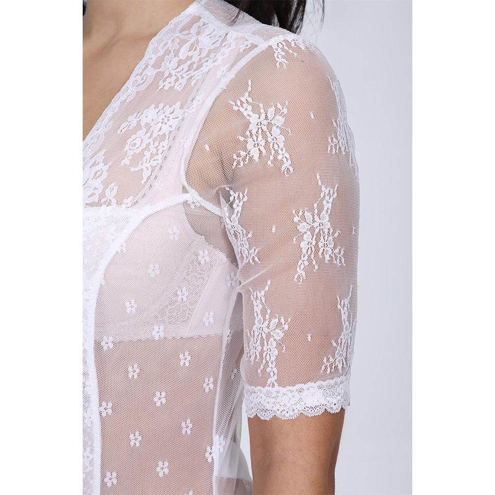 Liebreizender Body in hellem Ecru mit verspieltem Design, elegant und vielseitig kombinierbar als Oberteil für Trachtenlooks oder casual Outfits.