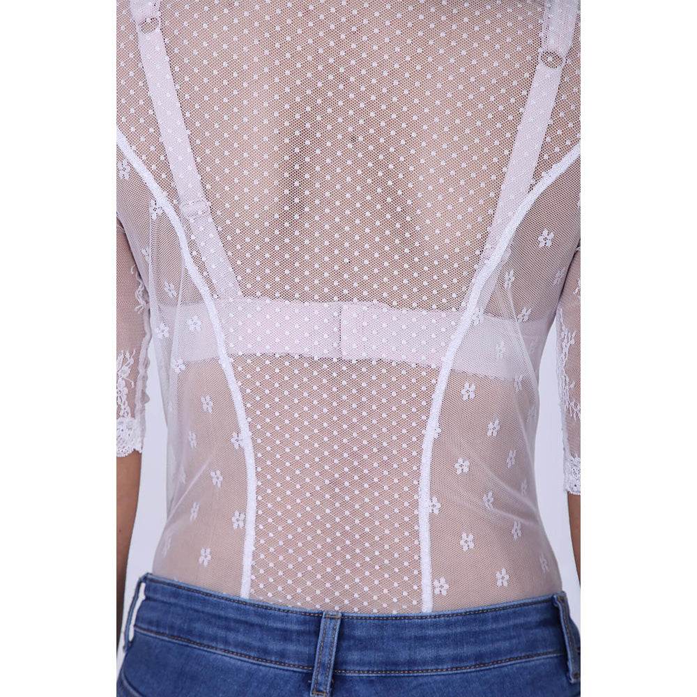 Liebreizender Body in hellem Ecru mit verspieltem Design, elegant und vielseitig kombinierbar als Oberteil für Trachtenlooks oder casual Outfits.
