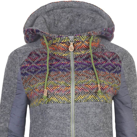 Woll-Fleecejacke mit bunter Ethno-Musterung, Kapuze mit Kordelzug und Reißverschlusstaschen, sportiver Schnitt in kiesel- und moosfarben.