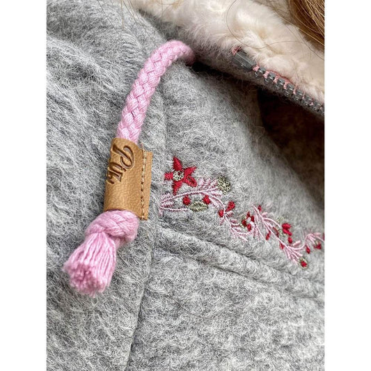 Damenmantel Altenthann in langer Form mit feinen Stickereien, Tunnelzug in der Taille, kuscheliger Kapuze mit Teddyplüsch und 2-Wege-Reißverschluss.