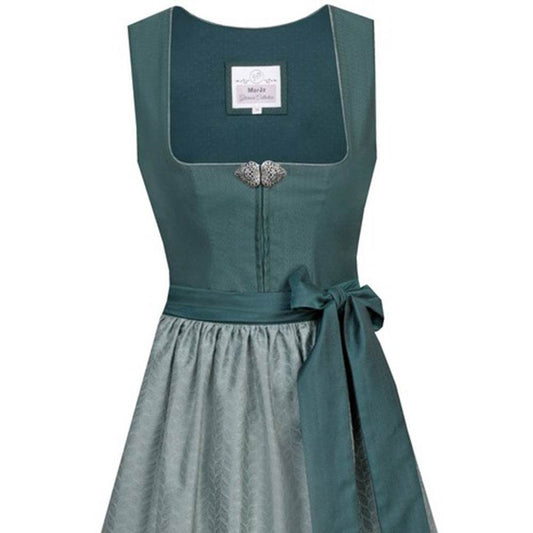 Elegantes Dirndl in Tanne/Jade mit einem Mieder, das einen Reißverschluss und eine dekorative Schließe zeigt. Die passende Schürze ist mit einer Schleife gebunden, das Dirndl endet etwa auf Kniehöhe.