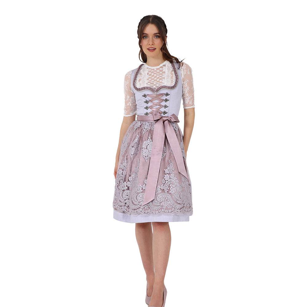 Zweiteiliges Dirndl in Grau mit Rosé- und Fliedertönen, herzförmigem Miederausschnitt, mittigem Reißverschluss und Schnürung; der Rock mit einheitlichem Muster und darüber eine zarte Spitzenschürze mit farblich abgestimmtem Unterstoff.