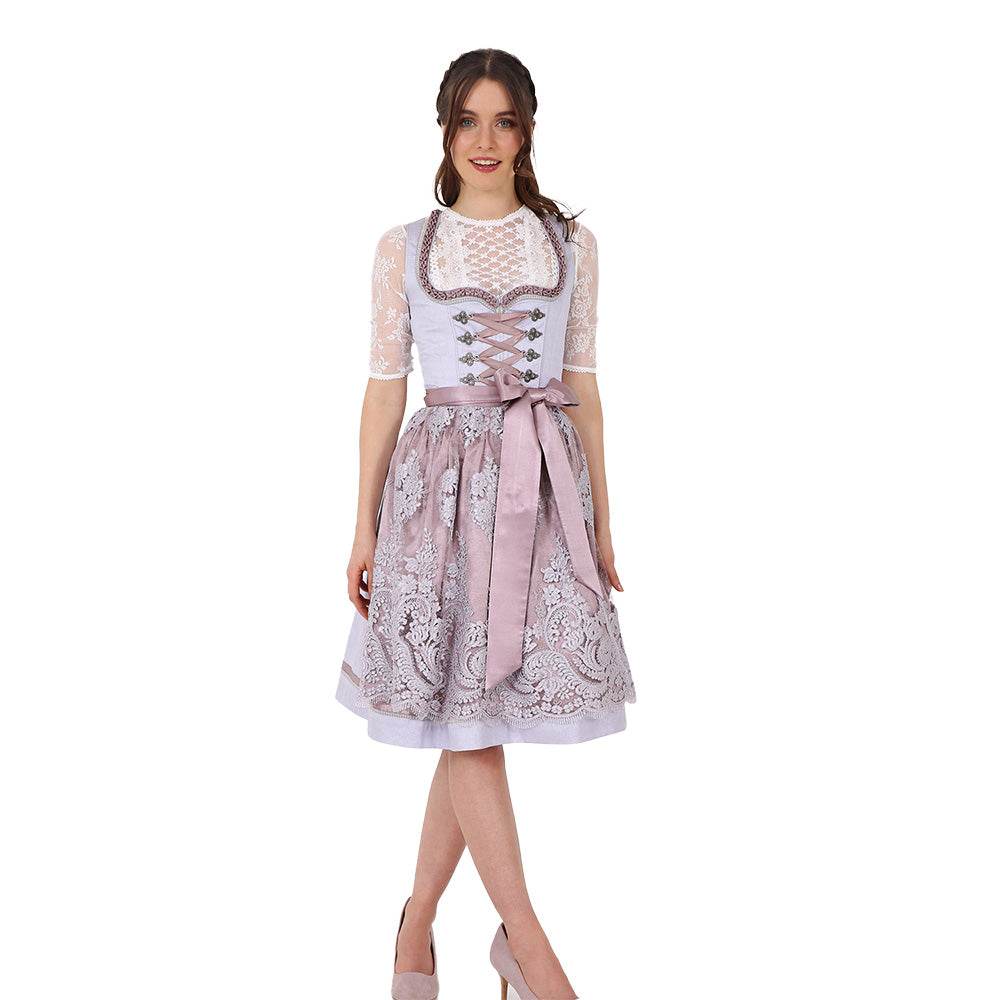 Zweiteiliges Dirndl in Grau mit Rosé- und Fliedertönen, herzförmigem Miederausschnitt, mittigem Reißverschluss und Schnürung; der Rock mit einheitlichem Muster und darüber eine zarte Spitzenschürze mit farblich abgestimmtem Unterstoff.