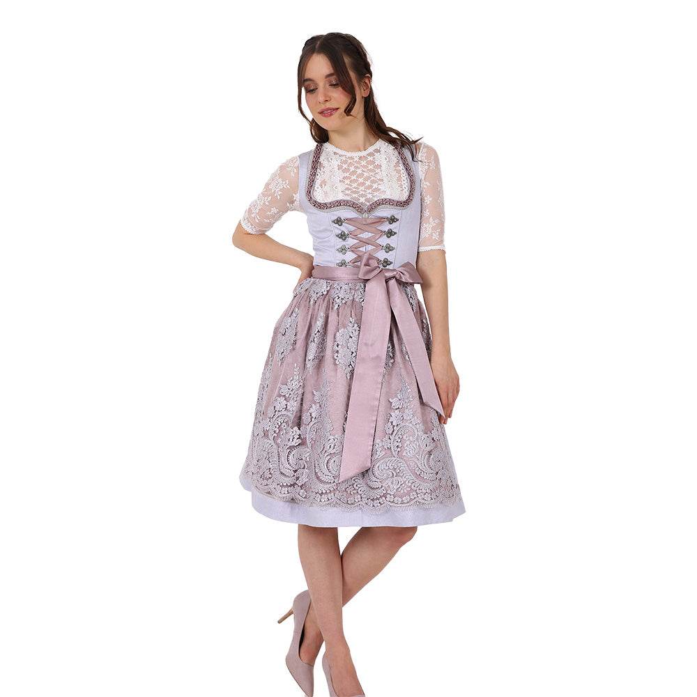 Zweiteiliges Dirndl in Grau mit Rosé- und Fliedertönen, herzförmigem Miederausschnitt, mittigem Reißverschluss und Schnürung; der Rock mit einheitlichem Muster und darüber eine zarte Spitzenschürze mit farblich abgestimmtem Unterstoff.
