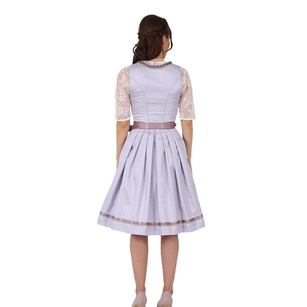 Zweiteiliges Dirndl in Grau mit Rosé- und Fliedertönen, herzförmigem Miederausschnitt, mittigem Reißverschluss und Schnürung; der Rock mit einheitlichem Muster und darüber eine zarte Spitzenschürze mit farblich abgestimmtem Unterstoff.