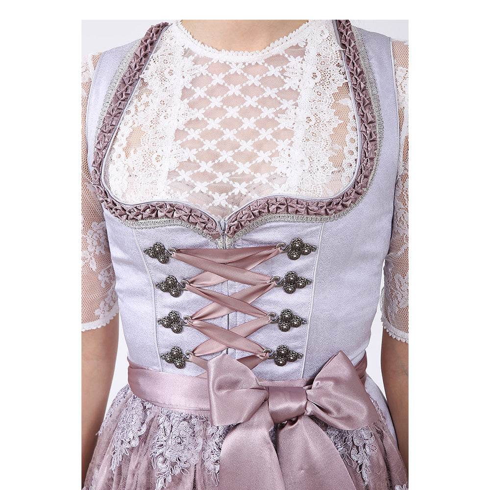 Zweiteiliges Dirndl in Grau mit Rosé- und Fliedertönen, herzförmigem Miederausschnitt, mittigem Reißverschluss und Schnürung; der Rock mit einheitlichem Muster und darüber eine zarte Spitzenschürze mit farblich abgestimmtem Unterstoff.