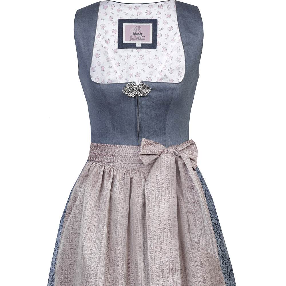 Traditionelles Dirndl mit dunkelblauem, unifarbenem Mieder, geblümtem Rock und schimmernder beige-roséfarbener Schürze.