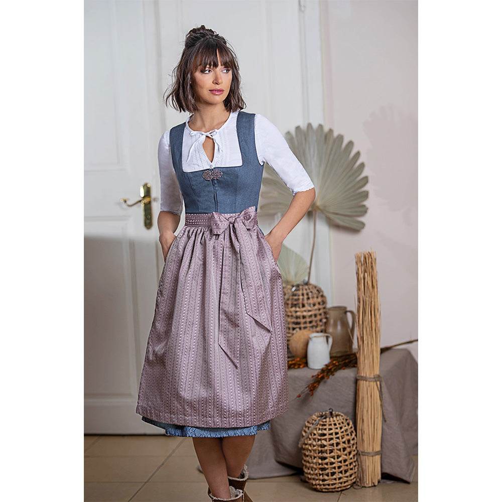 Traditionelles Dirndl mit dunkelblauem, unifarbenem Mieder, geblümtem Rock und schimmernder beige-roséfarbener Schürze.