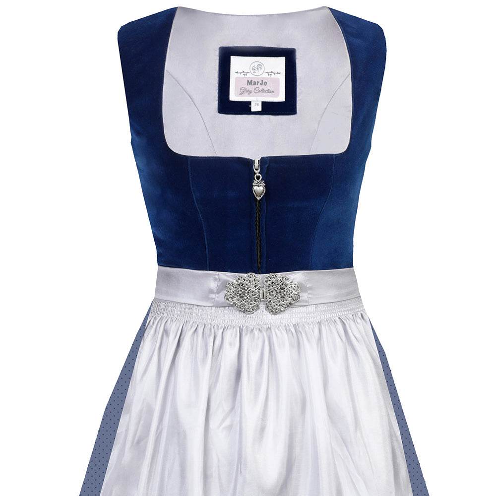 Hochwertiges Dirndl mit schlichtem Samtmieder in saphirblau und Reißverschluss mit Herzanhänger. Der Rock zeigt ein zartes Pünktchenmuster, die silberne Schürze ist mit einer dekorativen Schließe versehen.