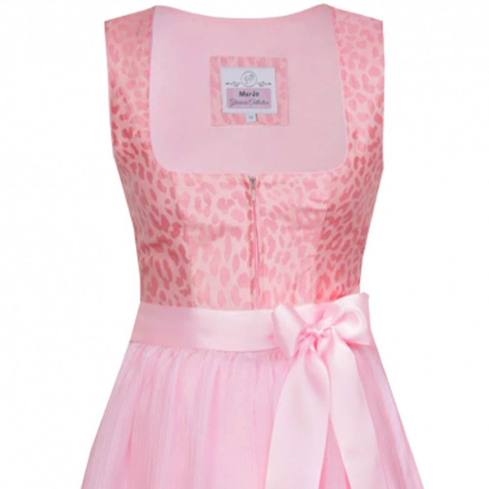 Zweiteiliges Dirndl mit stylischem Leo-Muster in sanften Farbtönen Zitrone, Rosa und Flieder. Der gerade Ausschnitt mit Reißverschluss in der vorderen Mitte und der moderne Schnitt ohne Miederschnürung verleihen dem Dirndl einen trendigen Look. Die farblich abgestimmte Schürze ergänzt das Outfit elegant.