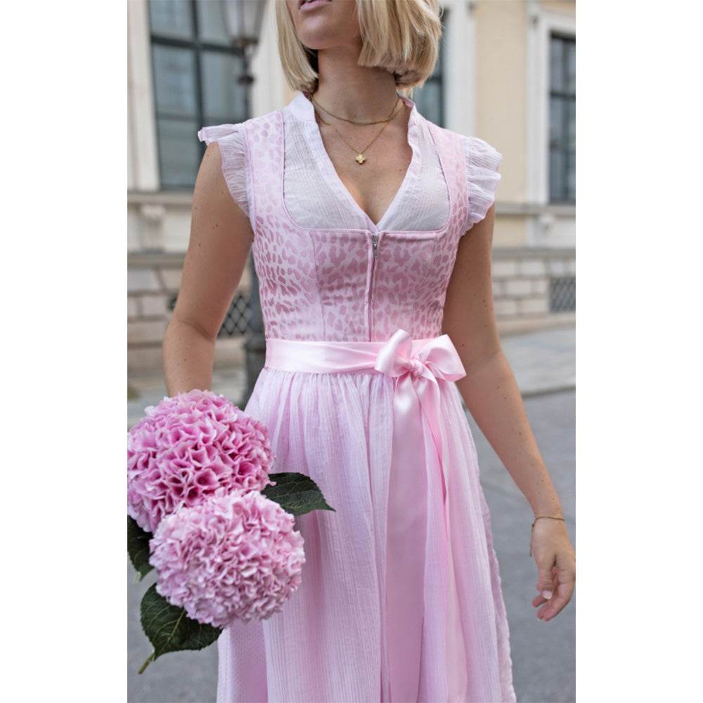 Zweiteiliges Dirndl mit stylischem Leo-Muster in sanften Farbtönen Zitrone, Rosa und Flieder. Der gerade Ausschnitt mit Reißverschluss in der vorderen Mitte und der moderne Schnitt ohne Miederschnürung verleihen dem Dirndl einen trendigen Look. Die farblich abgestimmte Schürze ergänzt das Outfit elegant.