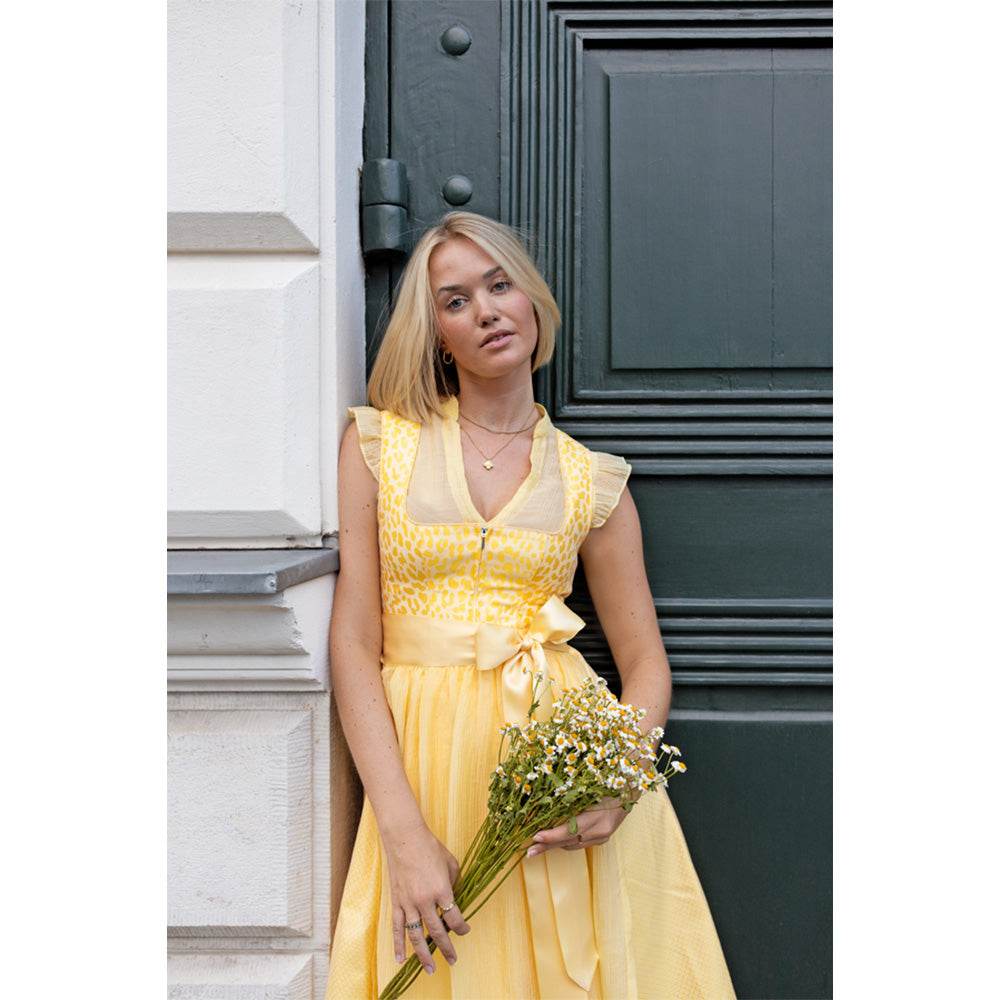Zweiteiliges Dirndl mit stylischem Leo-Muster in sanften Farbtönen Zitrone, Rosa und Flieder. Der gerade Ausschnitt mit Reißverschluss in der vorderen Mitte und der moderne Schnitt ohne Miederschnürung verleihen dem Dirndl einen trendigen Look. Die farblich abgestimmte Schürze ergänzt das Outfit elegant.