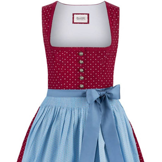 Klassisches Dirndl mit geradem Ausschnitt und einheitlichem Blümchenmuster in bordeaux, kombiniert mit einer blauen Schürze als schönen Farbkontrast.