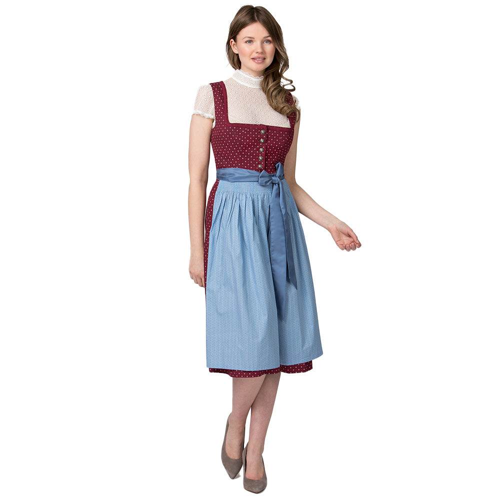 Klassisches Dirndl mit geradem Ausschnitt und einheitlichem Blümchenmuster in bordeaux, kombiniert mit einer blauen Schürze als schönen Farbkontrast.