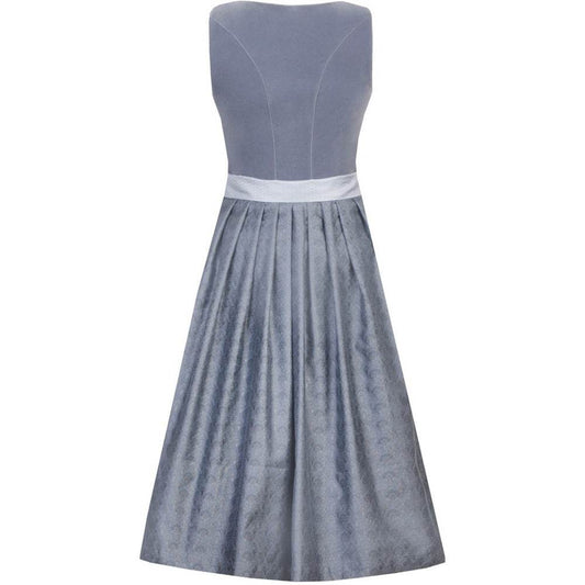 Elegantes Dirndl in hellblauem Denim-Look mit samtigem Mieder und einer Reihe Knöpfe in der vorderen Mitte. Dazu ein schlichter, farblich abgestimmter Rock und eine passende Schürze.