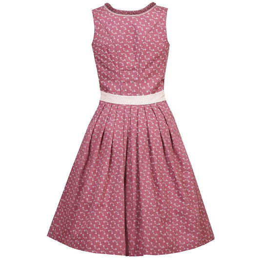 Nettes Dirndl in canberry-Farbe mit liebevollem Blumenmuster, Satinschürze mit Musterwiederholung und einem dekorativen Schleifenband. Das Mieder zeigt einen Reißverschluss, der Ausschnitt ist aufwendig verziert.