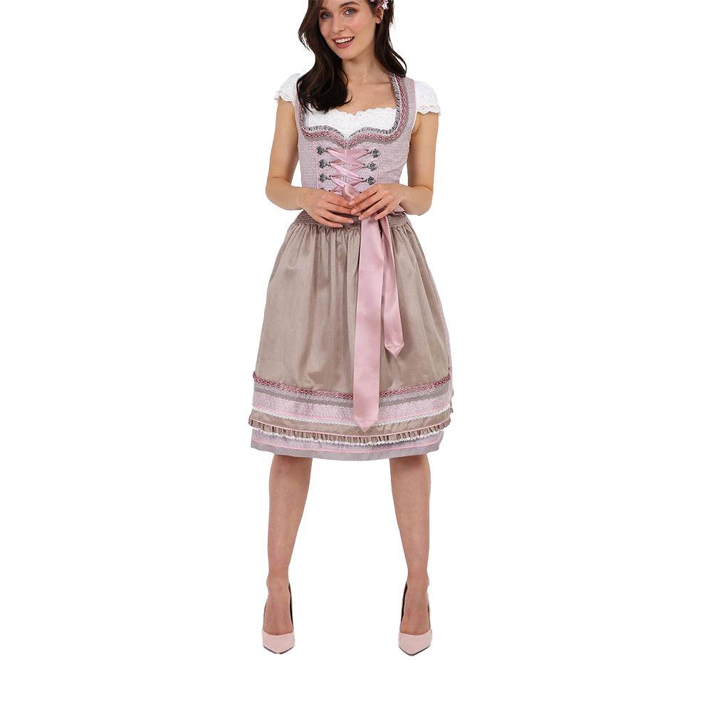 Zweiteiliges Dirndl in Beige-Rosé mit herzförmigem Mieder, mittigem Reißverschluss und Schnürung, dezentem Muster im Hauptstoff, unifarbener Schürze und Rüschen am Ausschnitt.