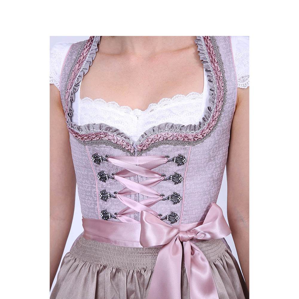 Zweiteiliges Dirndl in Beige-Rosé mit herzförmigem Mieder, mittigem Reißverschluss und Schnürung, dezentem Muster im Hauptstoff, unifarbener Schürze und Rüschen am Ausschnitt.