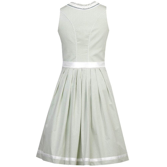 Liebreizendes Dirndl in zartem Salbei mit doppellagiger Schürze aus Spitze und Taft, verziert mit feinen Details. Das Mieder zeigt Reißverschluss und Schnürung, der Ausschnitt ist kunstvoll geschmückt.