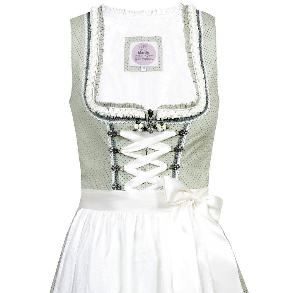 Liebreizendes Dirndl in zartem Salbei mit doppellagiger Schürze aus Spitze und Taft, verziert mit feinen Details. Das Mieder zeigt Reißverschluss und Schnürung, der Ausschnitt ist kunstvoll geschmückt.