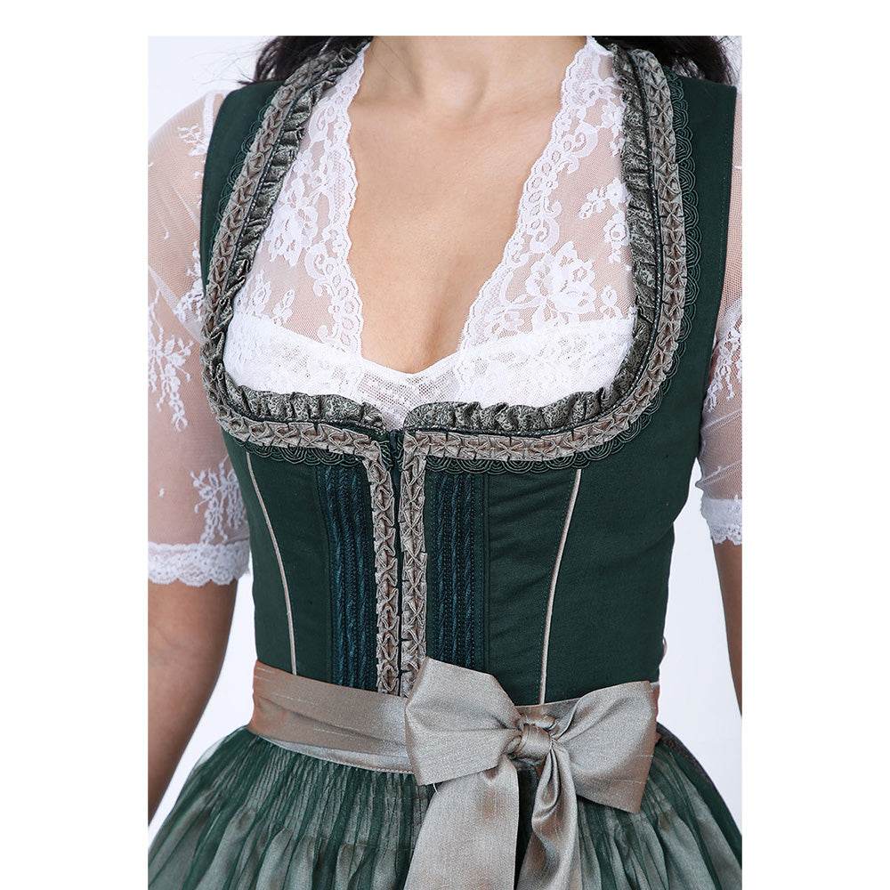 Zweiteiliges Dirndl in Dunkelgrün mit besonderem Mieder ohne Schnürung und mittigem Reißverschluss, Rock mit feinem Ornamentenmuster und schlichter, transparenter Organzaschürze mit unterlegtem Kontraststoff.