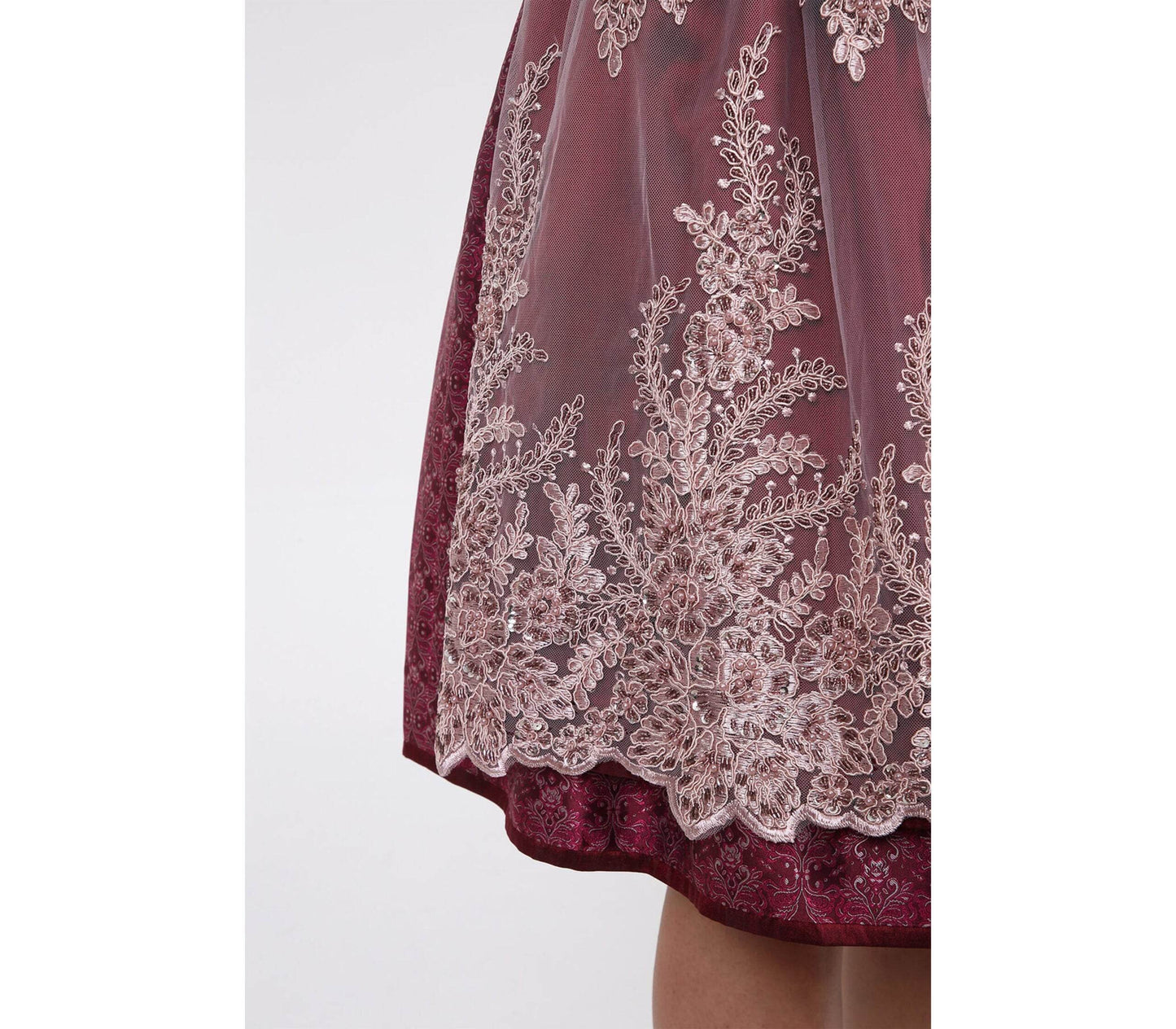 Elegantes pinkes Dirndl mit Mieder ohne Schnürung und mittigem Reißverschluss, Rock mit Ornamentenmuster und reich verzierte Spitzenschürze mit Kontraststoff.