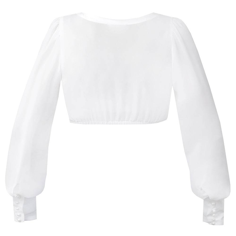 Dirndlbluse in Off-White mit langen, voluminösen Puffärmeln aus transparentem Chiffon, V-Ausschnitt und durchgehender Knopfleiste. Die Ärmel enden in breiten, geknöpften Manschetten mit feinen Details.