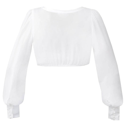 Dirndlbluse in Off-White mit langen, voluminösen Puffärmeln aus transparentem Chiffon, V-Ausschnitt und durchgehender Knopfleiste. Die Ärmel enden in breiten, geknöpften Manschetten mit feinen Details.