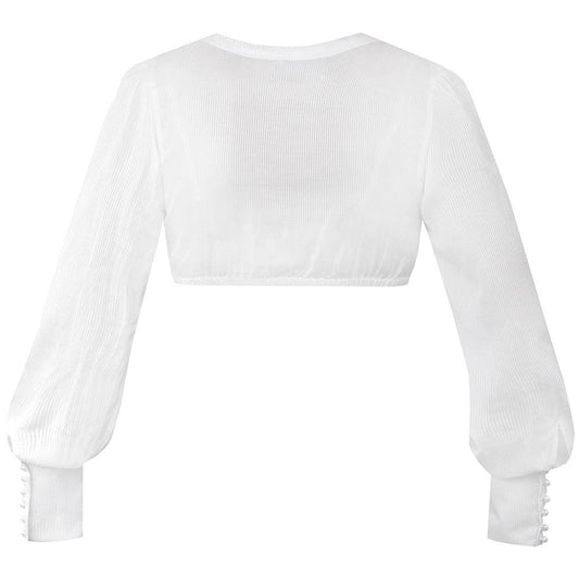 Weiße Dirndlbluse mit langen Puffärmeln aus leicht transparentem Stoff, V-Ausschnitt und Knopfleiste mit dekorativen Ösenknöpfen. Die breiten Manschetten sind mit je sechs Knöpfen in Perlenoptik verziert.