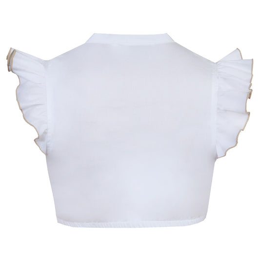 Moderne weiße Dirndlbluse mit V-Ausschnitt, Knopfleiste und verspieltem Flügelarm mit taupefarbenem Saum – feminin und stilvoll.