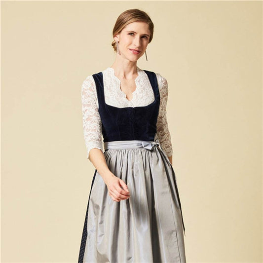 Cremefarbene Dirndlbluse mit 3/4-Arm aus transparenter, glitzernder Spitze, vorne geknöpft und mit tiefem V-Ausschnitt.
