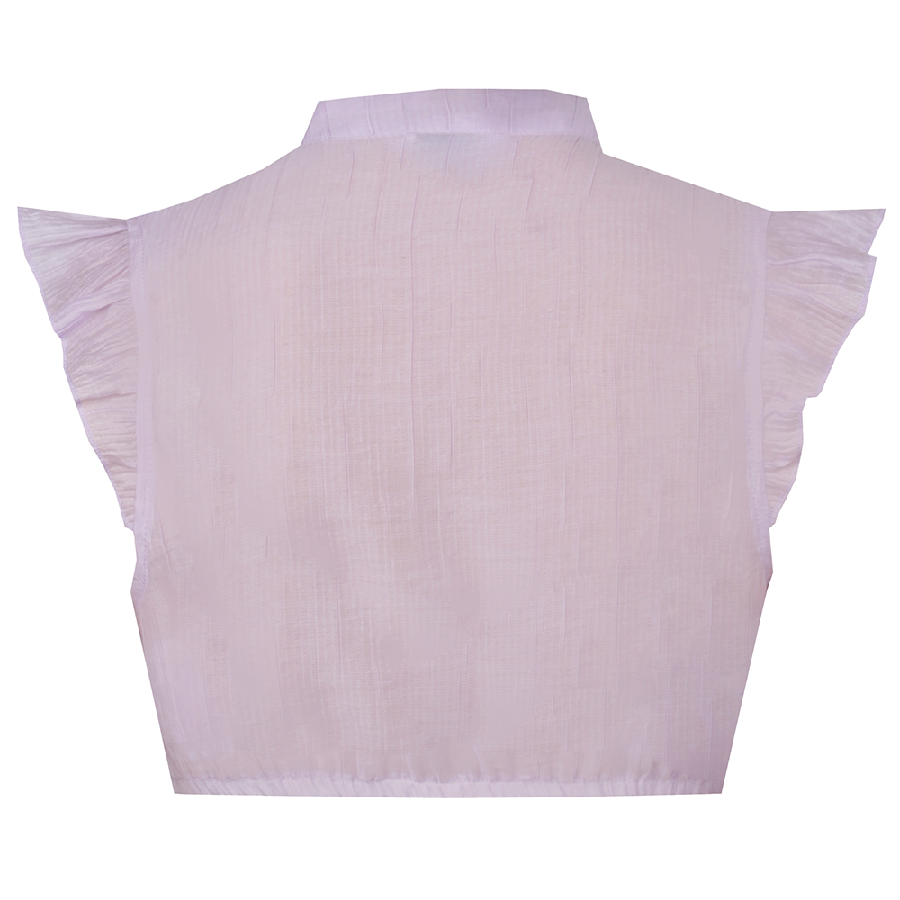 Romantische Dirndlbluse mit femininem Schnitt, Rüschenbesatz und verspielten Flügelärmeln – perfekt für sommerliche Trachtenlooks.