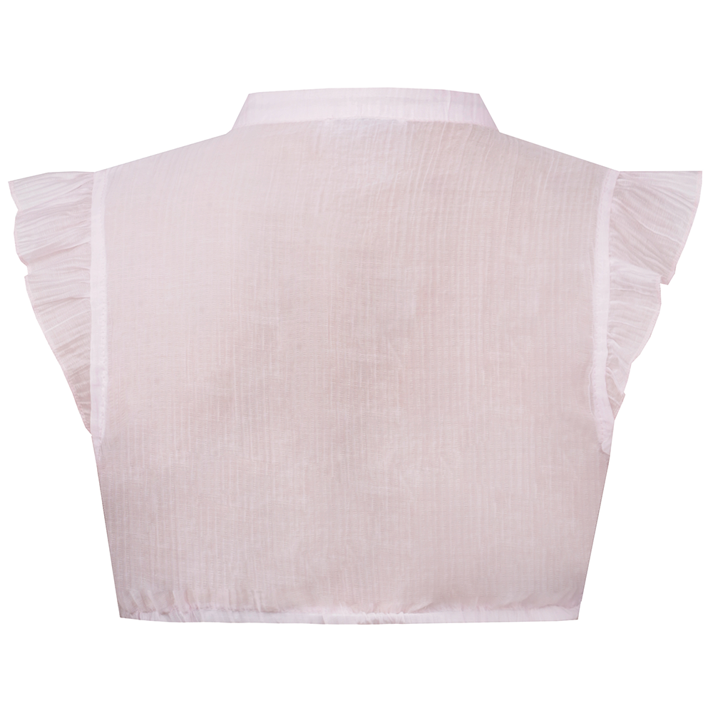 Romantische Dirndlbluse mit femininem Schnitt, Rüschenbesatz und verspielten Flügelärmeln – perfekt für sommerliche Trachtenlooks.