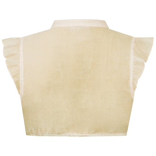 Romantische Dirndlbluse mit femininem Schnitt, Rüschenbesatz und verspielten Flügelärmeln – perfekt für sommerliche Trachtenlooks.