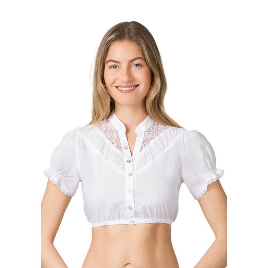 Weiße Dirndlbluse im klassischen Stil mit kleinem Stehkragen, durchgehender Knopfleiste sowie feinen Spitzen und dekorativen Borten am Stoff.