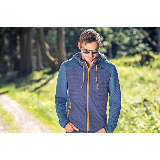 Herren Jacke Reichenbach in blau mit Kapuze, Reißverschlusstaschen, elastischen Abschlüssen und kontrastfarbigen Akzenten, weiche gesteppten Partien für Bewegungsfreiheit.