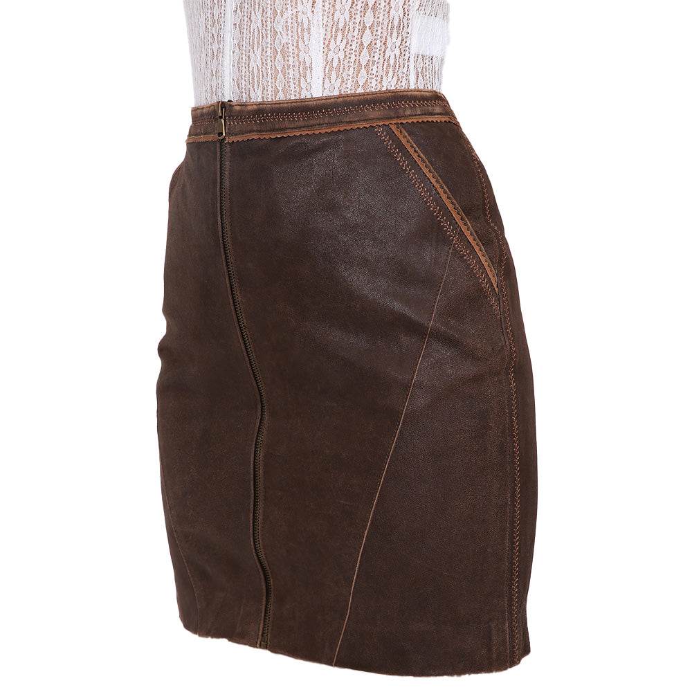 Lässiger brauner Lederrock aus Nubukleder mit goldenem Frontreißverschluss und dekorativen Ziernähten, der eine stylische Kombination für festliche Anlässe oder den Alltag bietet.