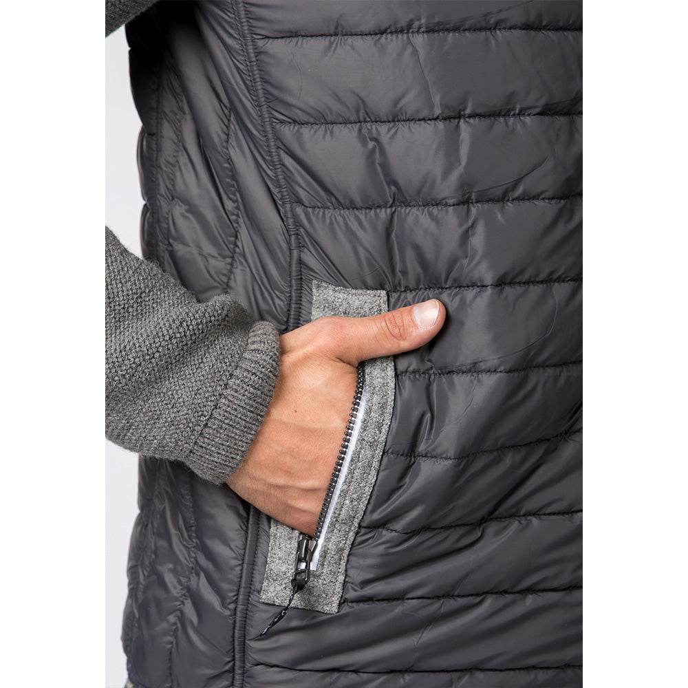 Herren-Outdoorjacke in Grau mit Stehkragen, Schulterbesatz und Ärmeln mit Loden-Patches, geradem Schnitt und sportlichem Look.