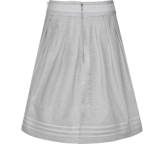 Grauer Rock in A-Linien-Form mit zartem Streublumenmuster, verziert mit drei Borten und einer Schnalle mit Schleife am Bund. Reißverschluss hinten mittig.