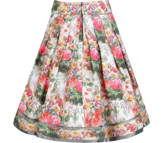 Weißer Rock mit zauberhaftem Rosenmuster, grüne Bordüre am Saum und verspielte Kette mit Charms am Bund, Reißverschluss mittig hinten.