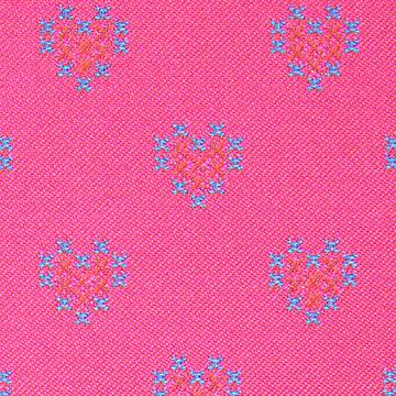 Trachtenstoff mit Herzchenmuster in Fuchsia, Rot und Blau für Oberteil und Rock, dazu eine Schürze mit Blumenbordüre in Royalblau, Rosé, Fuchsia und Hellgrün.