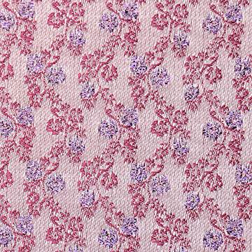 Stoffmuster für Dirndl mit Trachtenstoff in Fuchsia und Weiß mit kleinen Hirschen und Blumen für Erwachsene, kindliches Blümchenmuster in Pink und Grün sowie Schürze mit mehrfarbigem Blümchenjacquard in Weiß, Fuchsia, Blau und Lila.