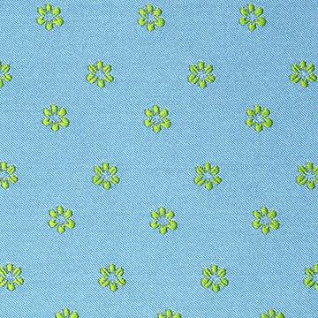 Stoffmuster für Dirndl mit hellblau-grünem Blümchenjacquard für Oberteil und Rock, dazu längsgestreifte Schürze mit grün-blauem Hirschmuster.