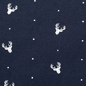 Stoffmuster für Dirndl mit kleinen roten und weißen Blumen auf Oberteilstoff, weiße Schürze mit roten Blümchen und dunkelblauer Rockstoff mit weißem Hirschmuster.